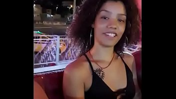 Novinha Carioca de Putaria no alto da Roda gigante do parque de diversão pagando peitinho